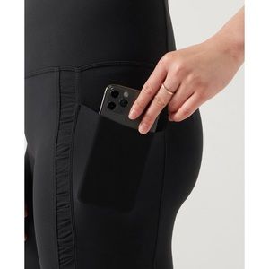 EUC Athleta Salutation Ruch Craft 7/8 Tight. Size M.